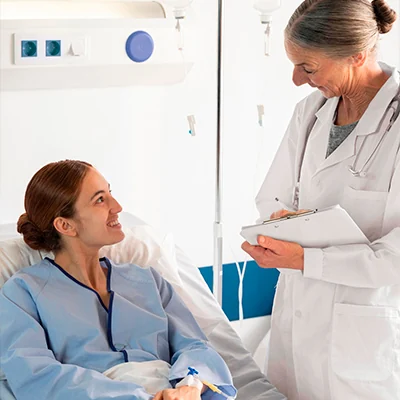 Profesional conversando con una paciente