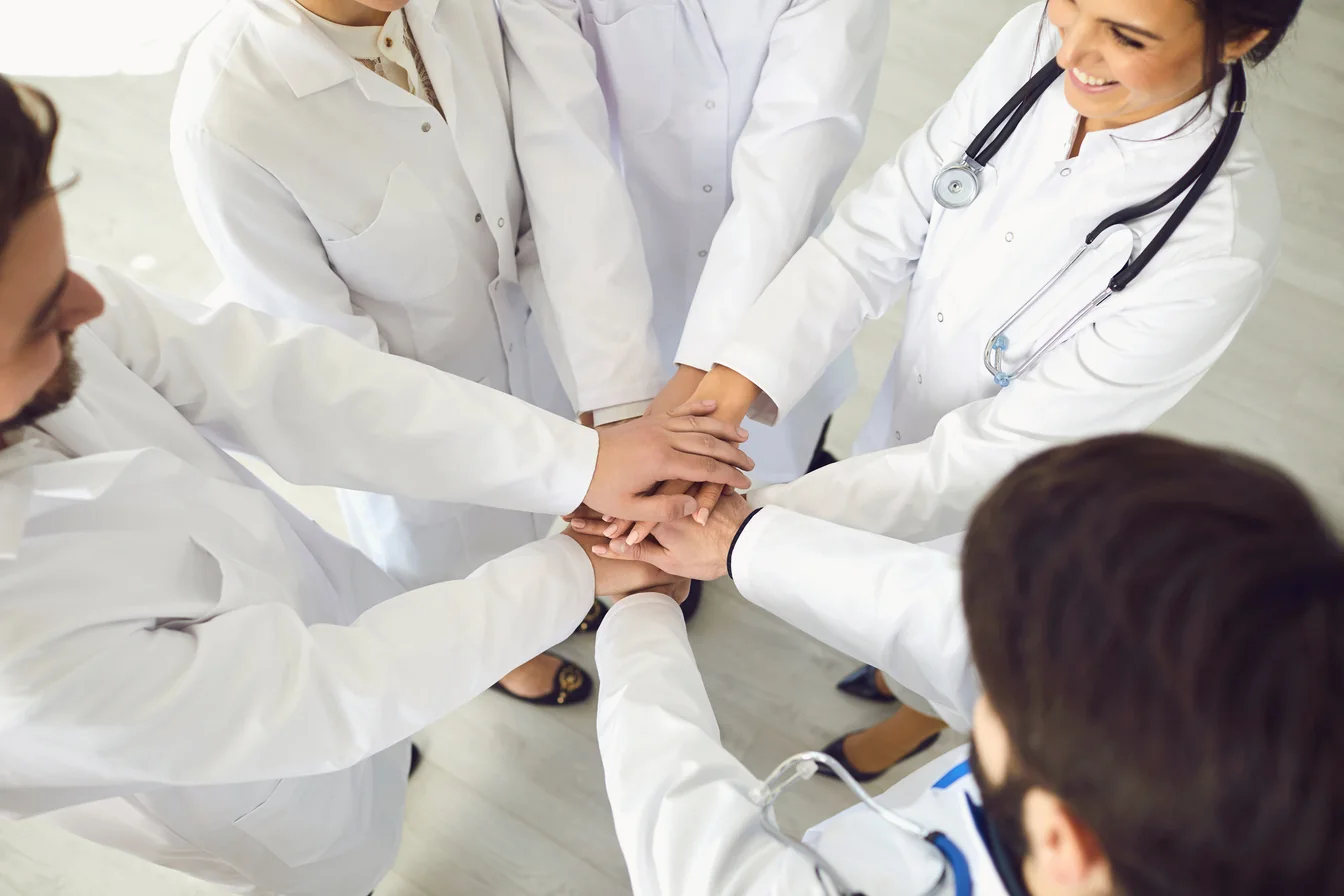 Equipo de profesionales de salud colaborando